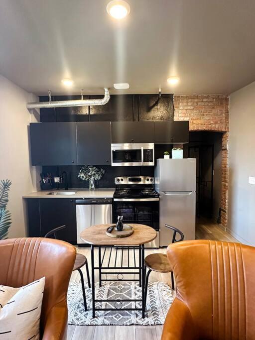 Apartment Stylish Cozy In Detroit